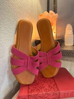J: UGG Pink Sandals UGG Australia 8 (38.5)